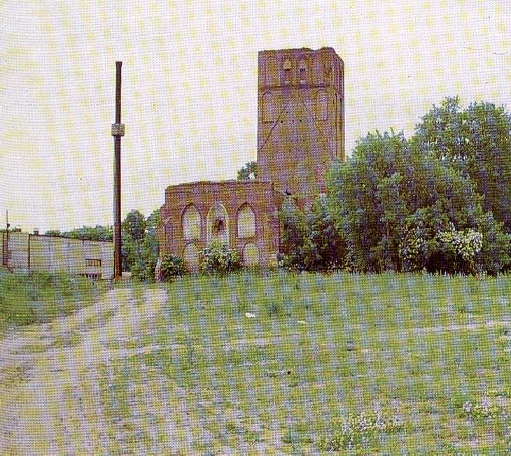 1111191 Die Ruine der Pfarrkirche in Wehlau 1990 erinnert daran, dass